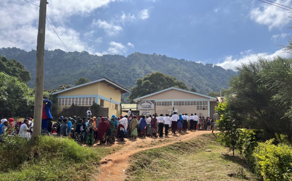 En lång kö av människor till sjukhuset i Dareda, Tanzania